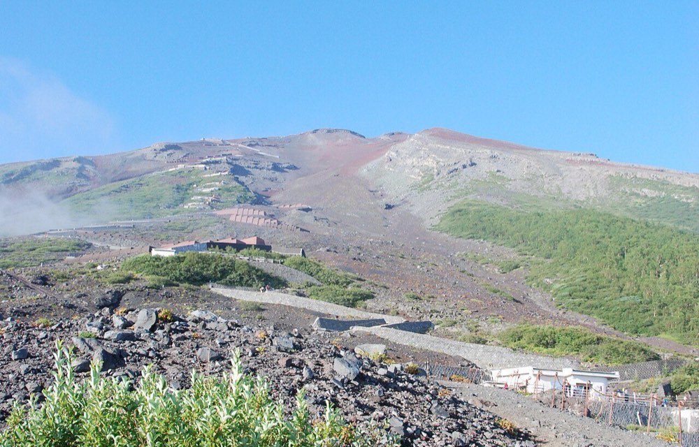 富士山吉田ルートの五合目付近から見上げた登山道と山小屋