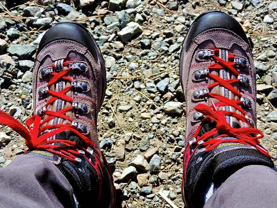 新しい登山靴を履いて、足元を確認しているところ