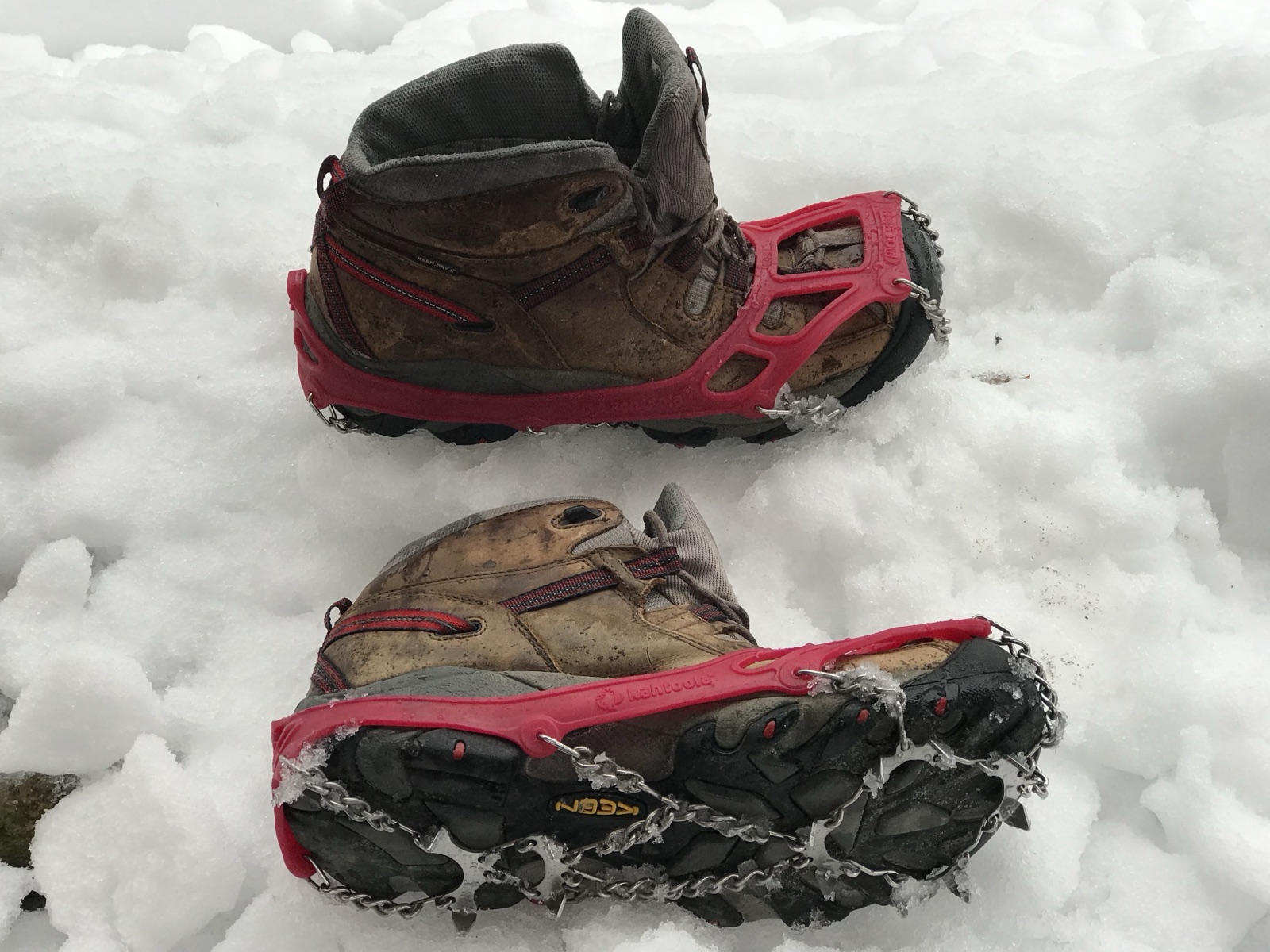 チェーンスパイクを登山靴に装着した状態。つま先からかかとにかけて金属のチェーンと爪が付いている