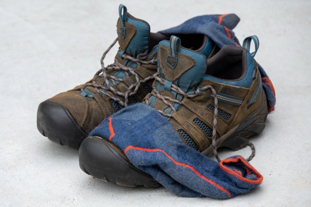 登山靴と厚手のウール混の登山用靴下