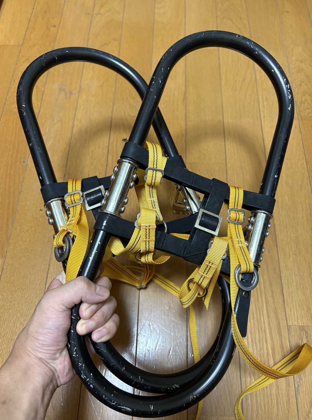 MAGIC MOUNTAIN ラッセルXのワカン実物。フラット型のアルミフレームとベルトが見える