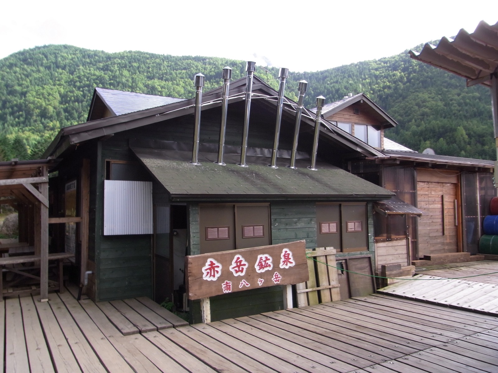 八ヶ岳・赤岳鉱泉の山小屋と周囲の樹林帯。美濃戸口から続く沢沿いルート上にある建物